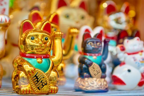 A maneki-neko, vagyis az integető macska nem csupán dísztárgy: Japánban évszázadok óta hisznek abban, hogy szerencsét, gazdagságot és jó szerencsét vonz a házhoz. Fedezzük fel együtt, honnan ered ez a kedves legenda!