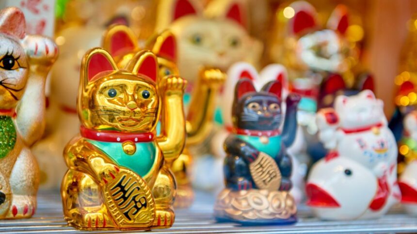 A maneki-neko, vagyis az integető macska nem csupán dísztárgy: Japánban évszázadok óta hisznek abban, hogy szerencsét, gazdagságot és jó szerencsét vonz a házhoz. Fedezzük fel együtt, honnan ered ez a kedves legenda!