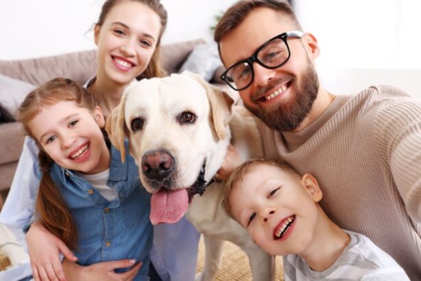 Egy boldog család kutyával, mosolygó gyerekek és szülők egy közeli fotón.
