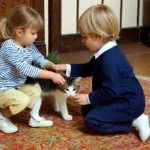 Két kisgyerek, egy fiú és egy lány, óvatosan simogatják a macskát a szőnyegen ülve.