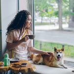 Az „állatbarát szálláshely” ma már jóval többet jelent annál, hogy a recepción nem néznek rossz szemmel a kutyával vagy macskával érkező vendégre. Egyre többen családtagként tekintenek háziállatukra, ezért utazáskor is olyan szálláshelyet keresnek, ahol nem egyszerűen megtűrik, hanem valóban felkészültek a fogadására. A hotel szempontjából azonban ez nem merül ki egy itatótálban, egy kutyafekhelyben vagy a „pet friendly” címkében. A jól működő állatbarát koncepció egyszerre érinti a vendégélményt, a térszervezést, a takarítást, a vendéglátást, a személyzet munkáját és a háziállat nélkül érkező vendégek komfortját is.